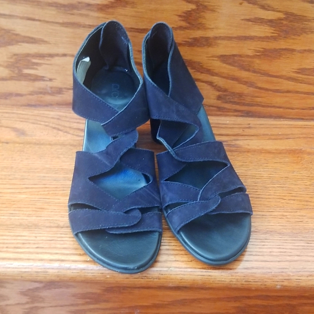 Beautiful Lemon noir nubuck arche sandals